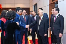 El secretario general del PCV, Nguyen Phu Trong, el presidente, Nguyen Xuan Phuc, el titular del Parlamento, Vuong Dinh Hue, el miembro permanente del Secretariado del Comité Central del PCV, Vo Van Thuong, y otros delegados asistentes al congreso.