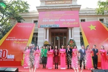 La exposición “Dien Bien Phu en el aire-La epopeya inmortal” se inaugura en la Biblioteca Nacional de Vietnam. (Fotografía: VNA)