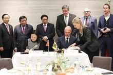 El primer ministro Pham Minh Chinh y el ministro- presidente de Flandes, Jan Jambon, presencian la firma de la carta de intención. (Fotografía: VNA)