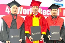 Primer vietnamita en recibir el título de Profesor Honorario de la Universidad de Récords Mundiales. (Fotografía: toquoc.vn)