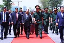 El presidente de la Asamblea Nacional de Camboya, Samdech Heng Samrin, en su visita a la sede del grupo Viettel. (Fotografía: VNA)
