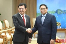 El primer ministro de Vietnam, Pham Minh Chinh (derecha), recibe al vicepremier y ministro coordinador de Políticas Económicas de Singapur, Heng Swee Keat.