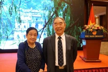 El exjefe del Instituto de Estudios Económicos y Políticos Mundiales de la Academia china de Ciencias Sociales, Gu Yuanyang, y su esposa.