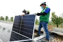 Instalación de paneles solares en el tejado de la planta de agua Song Duong con inversión del grupo AquaOne. 