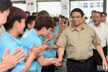 Las jugadoras vietnamitas dan la bienvenida al primer ministro Pham Minh Chinh.