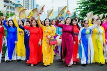 Desfilan más de seis mil mujeres con Ao Dai en Festival del Mar Nha Trang (Fotografía: phunuvietnam.vn)