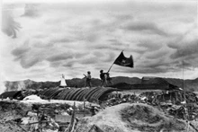El 7 de mayo de 1954, todo el bastión de Dien Bien Phu fue destruido por las tropas vietnamitas. La bandera "Decididos a luchar, decididos a vencer" del Ejército Popular Vietnamita ondea sobre el búnker del general francés De Castries. (Foto: VNA)