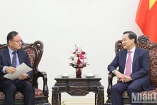 El viceprimer ministro de Vietnam Le Minh Khai y el ministro de Finanzas de Laos, Santiphab Phomevihane.