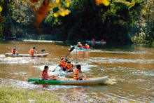 Visitantes en el lago de Ta Lai, en la provincia de Dong Nai (Foto: VNA)