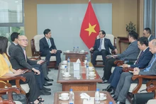 El ministro de Relaciones Exteriores de Vietnam, Bui Thanh Son, recibe al presidente de Asociación Económica y Cultural Corea del Sur – Vietnam (KOVECA), Kwon Sung-taek.