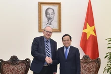 El vicepremier vietnamita, Tran Luu Quang, recibe al gerente de grupo danés LEGO. (Foto: VGP)