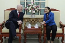 La presidenta de la VUFO, Nguyen Phuong Nga, recibe a Mark Kent, exembajador británico en Vietnam. (Fotografía: thoidai.com.vn)