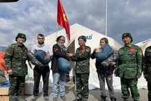 El equipo de búsqueda y rescate del Ejército Popular de Vietnam apoya a los pobladores de la provincia de Hatay. (Fotografía: VNA)
