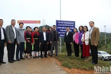 Diario Nhan Dan apoya construcción de casas de caridad y entrega regalos del Tet en Tuyen Quang