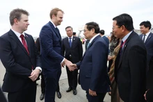 Funcionarios neozelandeses reciben al primer ministro vietnamita, Pham Minh Chinh, y su esposa en el aeropuerto de Auckland (Foto: VNA)