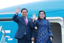 El primer ministro de Vietnam, Pham Minh Chinh, y su esposa parten de Hanói para visitar tres países de Medio Oriente. (Foto: VNA)
