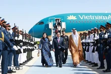 [Foto] Premier vietnamita llega a Abu Dabi, iniciando una visita oficial a EAU