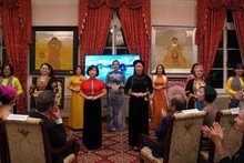 En el marco del programa, se llevan a cabo las actuaciones de los trajes tradicionales del pueblo vietnamita (Foto: VNA)