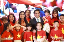 El primer ministro de Vietnam, Pham Minh Chinh, y su esposa se reúne con la comunidad vietnamita en los Emiratos Árabes Unidos. (Foto: VNA)