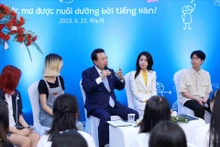 El presidente surcoreano, Yoon Suk Yeol, dialoga con los estudiantes vietnamitas. (Fotografía: VNA)
