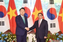 El primer ministro de Vietnam, Pham Minh Chinh, y el presidente de Corea del Sur, Yoon Suk Yeol. (Fotografía: Nhan Dan)