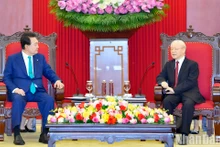 El secretario general del Partido Comunista de Vietnam, Nguyen Phu Trong, y el presidente de Corea del Sur, Yoon Suk Yeol. (Fotografía: Nhan Dan)
