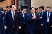 El primer ministro vietnamita, Pham Minh Chinh, y el presidente de Corea del Sur, Yoon Suk Yeol, participaron en el Foro empresarial de ambos países (Fotografía: VGP)