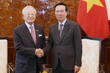 El presidente vietnamita, Vo Van Thuong, recibe a Sohn Kyung Shik, titular de la Federación de Empresas de Corea del Sur y también presidente del grupo multisectorial CJ. (Fotografía: VNA)