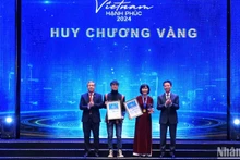 Nguyen Manh Hung, ministro de Información y Comunicación, entrega premios a los ganadores. (Foto: Nhan Dan)