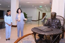 La directora general de la VNA, Vu Viet Trang (derecha), intercambia con Arlín Alberty Loforte, subdirectora del Granma (Fotografía: VNA)