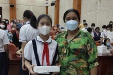 Entrega de herramientas de aprendizaje a estudiantes afectados por la pandemia de Covid-19. (Fotografía: VNA)