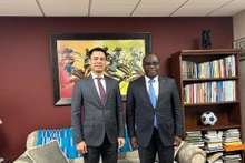 Dang Hoang Giang, representante permanente de Vietnam ante las Naciones Unidas , y su homólogo ghanés, Harold Agyeman. (Fotografía: VOV)