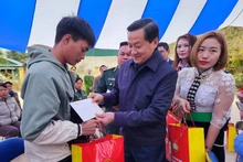 El viceprimer ministro Le Minh Khai entrega obsequios en ocasión de Tet a familias beneficiarias de políticas sociales, hogares pobres y trabajadores en circunstancias difíciles en el distrito de Nam Po, provincia de Dien Bien.