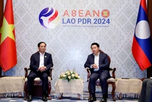El canciller vietnamita Bui Thanh Son y el viceprimer ministro y canciller de Laos, Saleumxay Kommasith. (Foto: VNA)