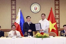 El presidente del Parlamento de Vietnam, Vuong Dinh Hue, y el titular de la Cámara de Representantes de Filipinas, Ferdinand Martín Romualdez. (Foto: VNA)