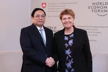 El primer ministro de Vietnam, Pham Minh Chinh, conversa con la presidenta suiza, Viola Amherd. (Foto: VNA)