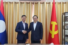El primer ministro de Laos, Sonexay Siphandone (derecha), y el ministro de Minas y Energía de Camboya, Keo Rattanak, en la reunión en Vientián. (Foto: Khmer Times)