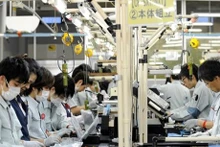 Trabajadores vietnamitas trabajan en una fábrica de portátiles en Kobe, en el oeste de Japón. (Foto: baodautu.vn)