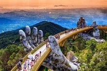 Turistas en el Puente Dorado en la ciudad de Da Nang. (Foto: VNA)