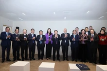 El primer ministro vietnamita, Pham Minh Chinh, el fundador y presidente ejecutivo del FEM, Klaus Schwab y otros delegados en la reunión (Foto: VNA)