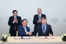 El primer ministro Pham Minh Chinh y el profesor Klaus Schwab, fundador y presidente ejecutivo del Foro Económico Mundial (FEM), presencian la firma de un memorando de cooperación entre el Comité Popular de Ciudad Ho Chi Minh y el FEM. (Foto: VNA)