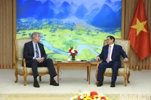 El primer ministro de Vietnam, Pham Minh Chinh, recibe a Jeff Merkley, senador por el Estado estadounidense de Oregón. (Fotografía: Nhan Dan)