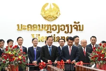 El presidente del Comité Popular de Ciudad Ho Chi Minh, Phan Van Mai, y el alcalde de Vientián, Atsaphangthong Siphandone inauguran sala de reuniones en línea. (Fotografía: hcmcpv.org.vn)