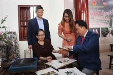 Delegados conocen el arte popular de la pintura Dong Ho.
