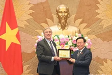 El presidente la Asamblea Nacional de Vietnam, Vuong Dinh Hue, entrega un regalo de recuerdo a la delegación de senadores estadounidenses. (Fotografía: Nhan Dan)
