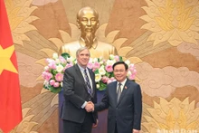 El presidente de la Asamblea Nacional de Vietnam, Vuong Dinh Hue, y el senador de Oregón, Jeff Merkley.