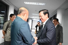 El vicealcalde de Vientián, Phouvong Vongkhamsao, da la bienvenida a la delegación de Ciudad Ho Chi Minh en el aeropuerto. (Fotografía: hcmcpv.org.vn)