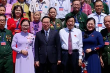 El presidente Vo Van Thuong y la delegación de personas con servicios meritorios revolucionarios de la provincia de Vinh Long.