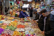 La gente compra para la festividad de Eid al-Fitr en la ciudad de Gaza. (Fotografía: THX/VNA)