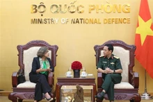 El ministro de Defensa de Vietnam, general Phan Van Giang, y la embajadora de España en Hanói, Carmen Cano De Lasala (Foto: VNA)